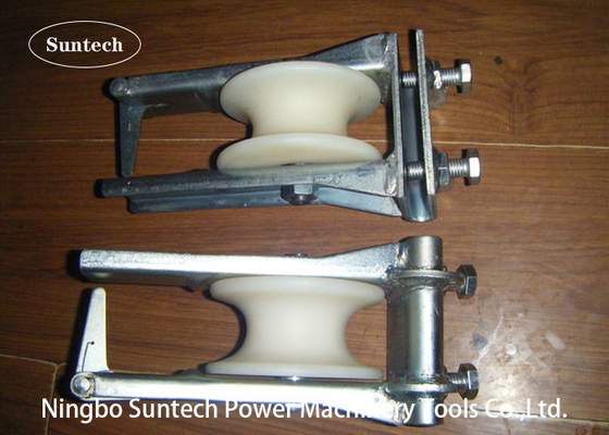 Khối dây dẫn dây dẫn bánh xe bằng nylon được gắn trên thanh ngang của đường dây truyền tải