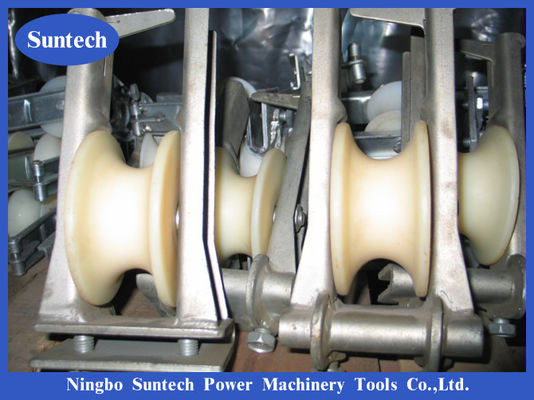 Khối dây dẫn dây dẫn bánh xe bằng nylon được gắn trên thanh ngang của đường dây truyền tải