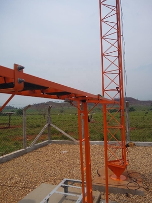 Tháp thép mạ kẽm viễn thông với giá đỡ và thanh thu lôi