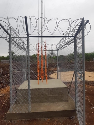 Tháp thép mạ kẽm viễn thông với giá đỡ và thanh thu lôi