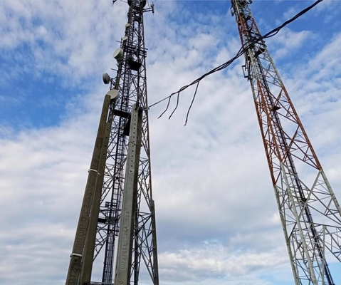 Tháp hình ống bằng thép mạ kẽm nhúng nóng 50m với giá đỡ chống rơi